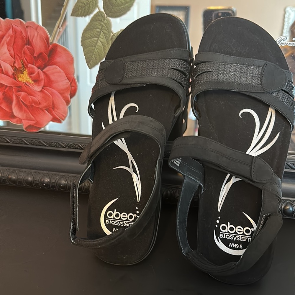 ABEO BIOsystem ladies strapped sandals, size 9.5, VERY good condition!